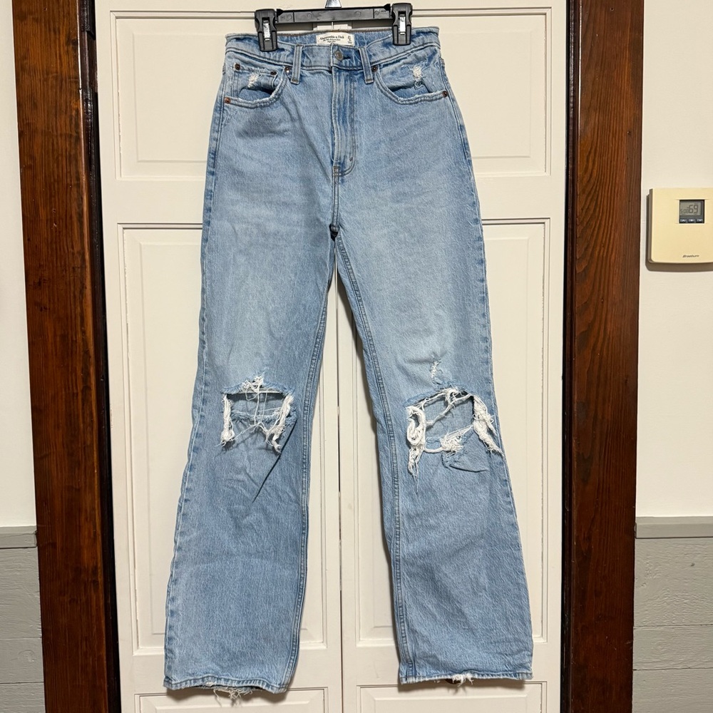 Abercrombie & Fitch The 90’s Relaxed high rise light wash jean size 4 regular